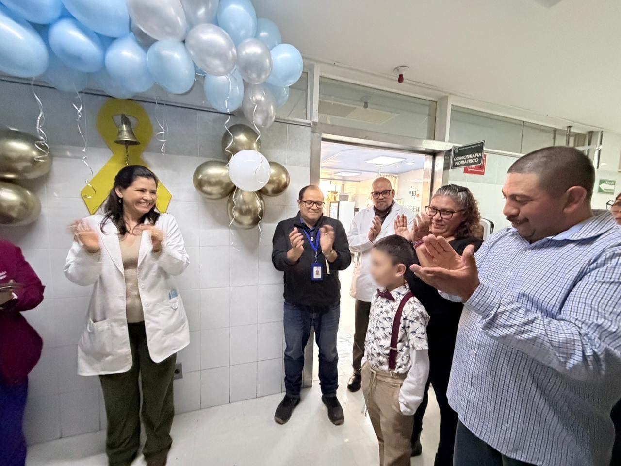 Niño de ocho años vence el cáncer y toca la Campana de la Victoria en el IMSS Chihuahua