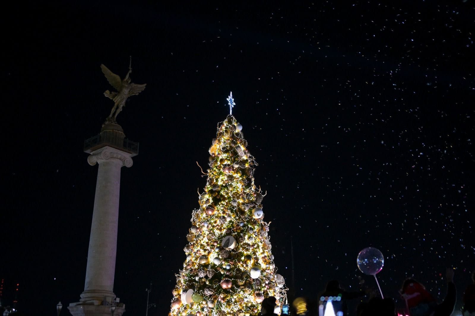 Realiza Gobierno del Estado encendido de Árbol Navideño en Plaza del Ángel 
