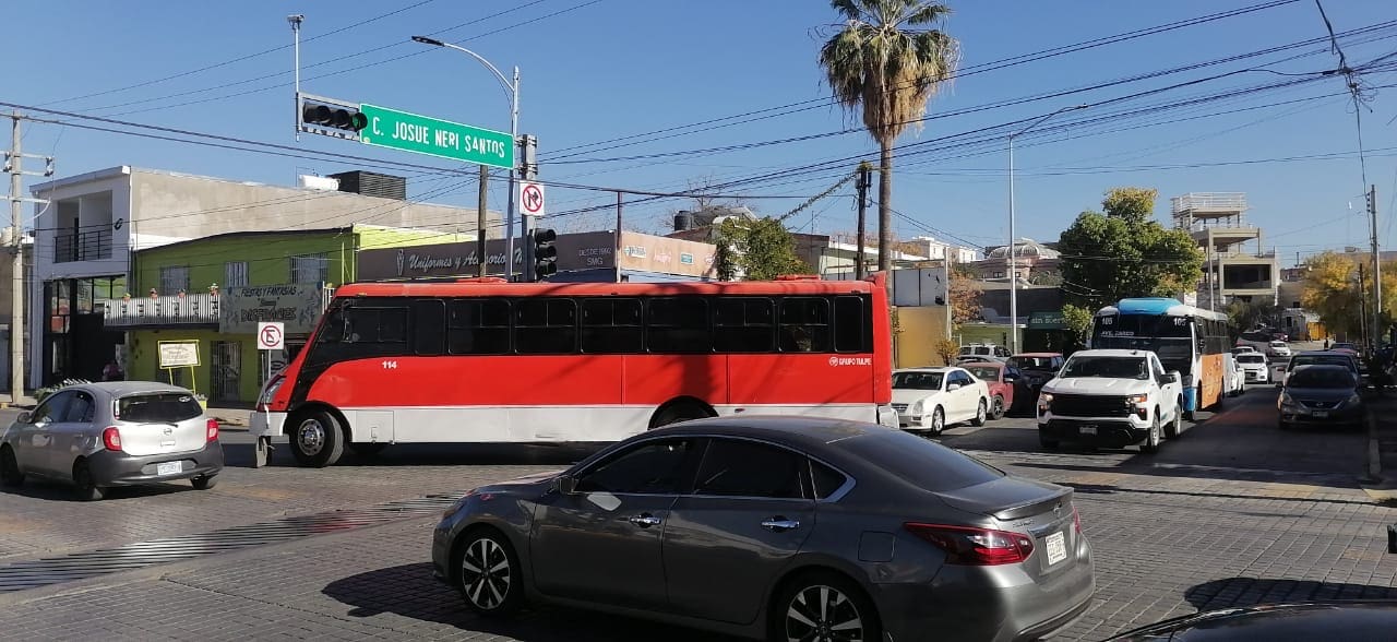 Camión descompuesto provoca caos vial en el Centro