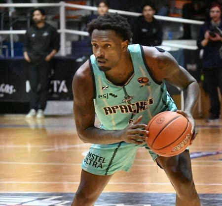 Apaches de Chihuahua renueva a Jimond Ivey y Juan Contreras