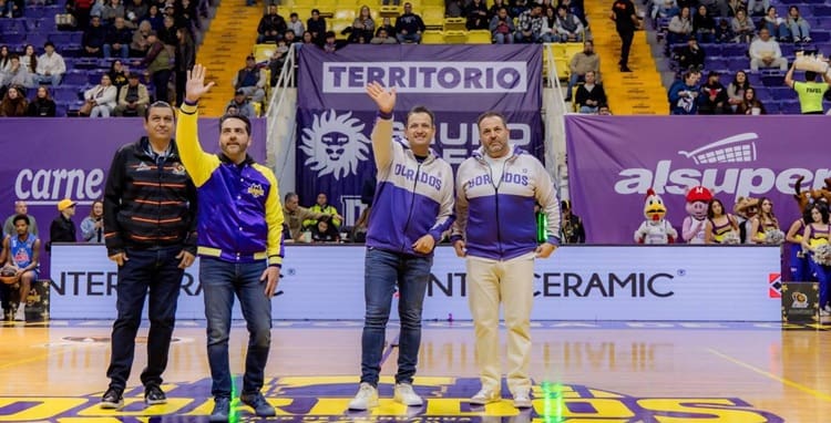 Lanza Marco Bonilla primer tiro de la linea en campeonato estatal de basquetbol