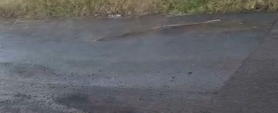 Denuncian fuerte fuga de agua sin atender en la colonia Ferrocarrilera