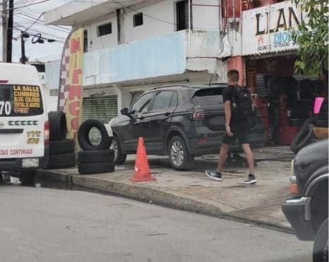 Denuncian vecinos en Praderas de León mecánico que obstruye la calle