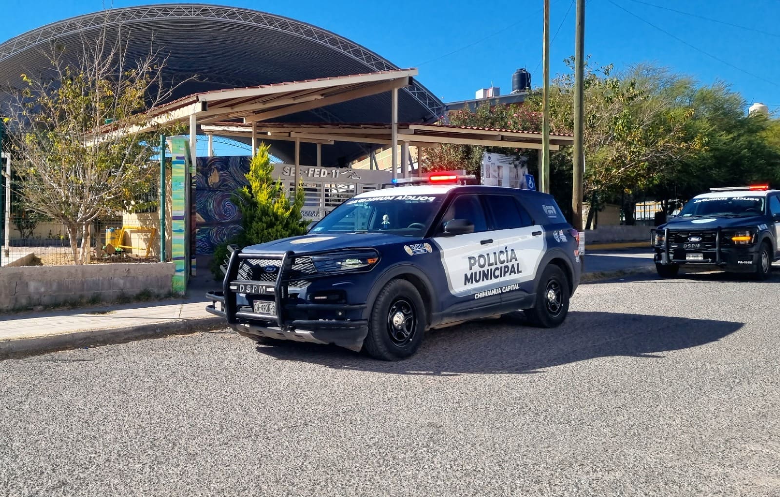 Policías municipales realizan rondines en las escuelas por temporada vacacional