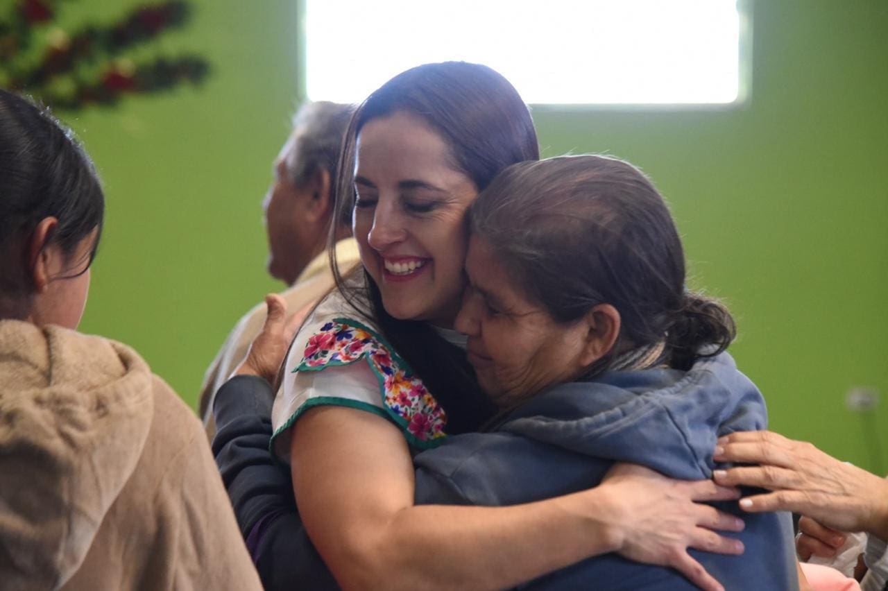Rosy Carmona acude a la colonia Diego Lucero y convive con vecinos