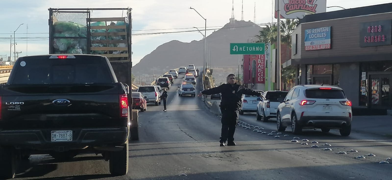 Caos vial por autos descompuestos en Teófilo Borunda