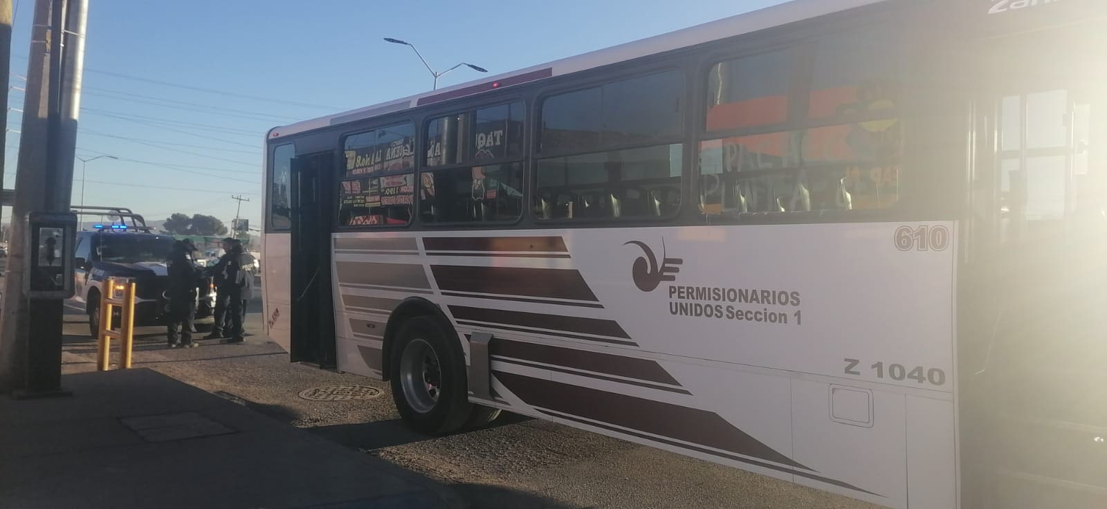 Choque entre camión de transporte público y vehículo particular al sur de la capital