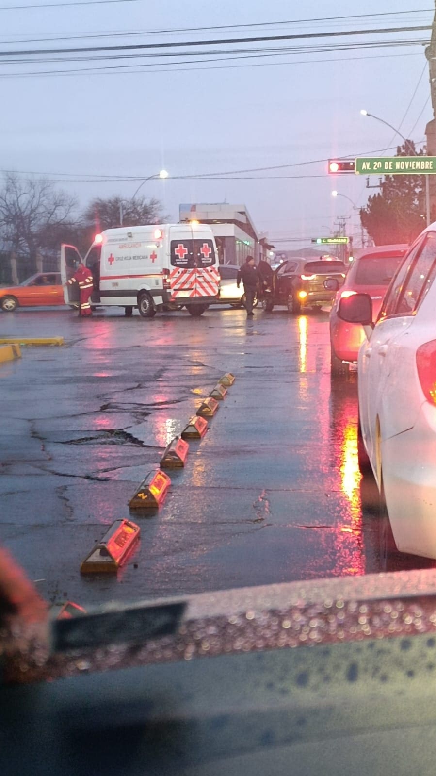 Choque en Ocampo y 20 de Noviembre bloquea carril del troncal
