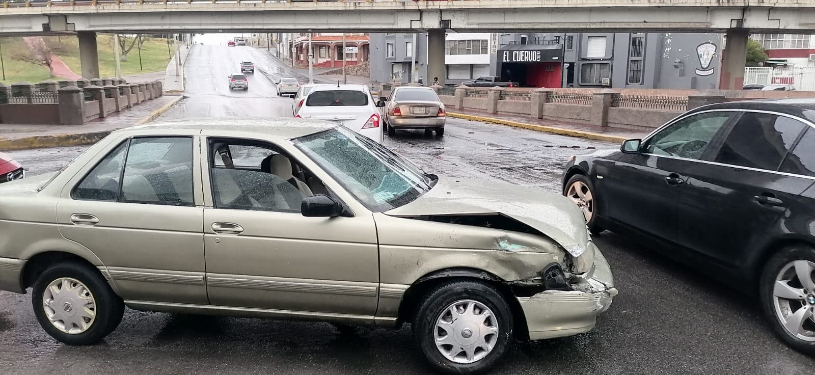 Fuerte choque en cruce de Canal e Independencia