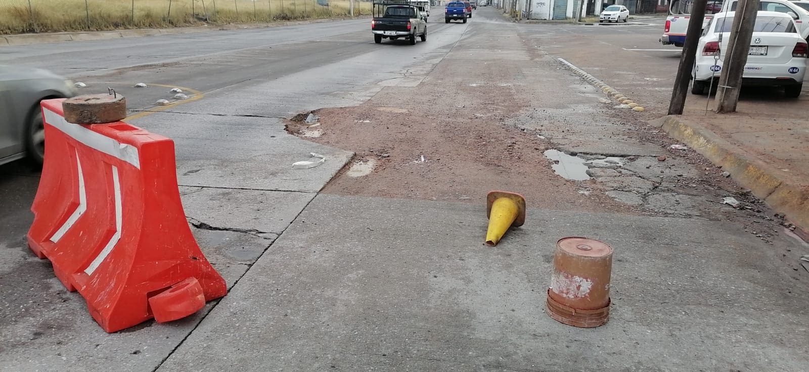 Mega bache pone en riesgo a automovilistas en la vialidad Ch.P.
