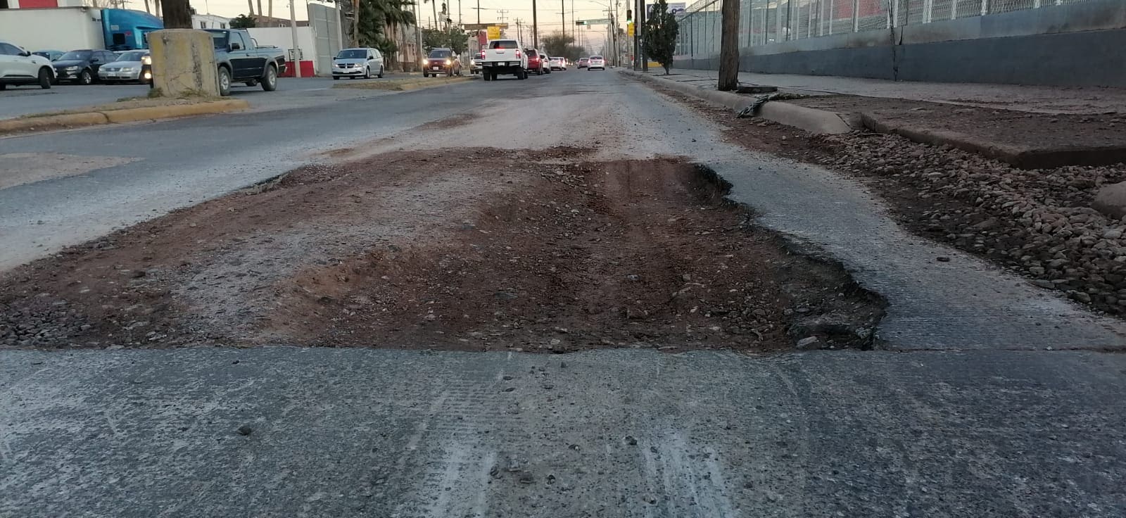 JMAS deja zanja abierta y provoca caos vial en la avenida de las Industrias