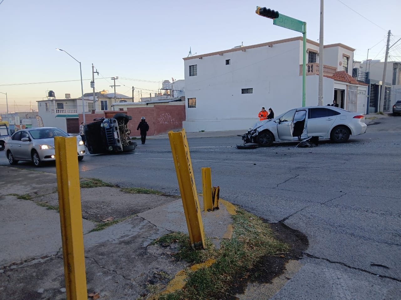 Choque y volcadura en cruce de José María Iglesias y Kenia deja dos personas lesionadas