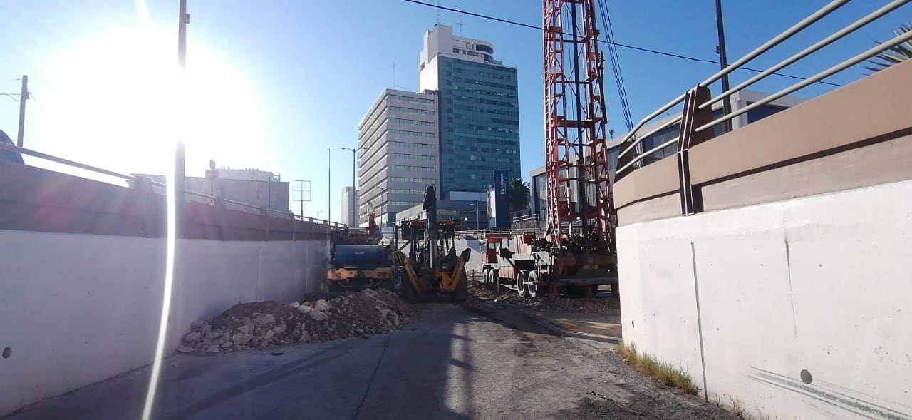 Cierran lateral de la avenida Independencia rumbo a Niños Héroes por filtraciones en túnel