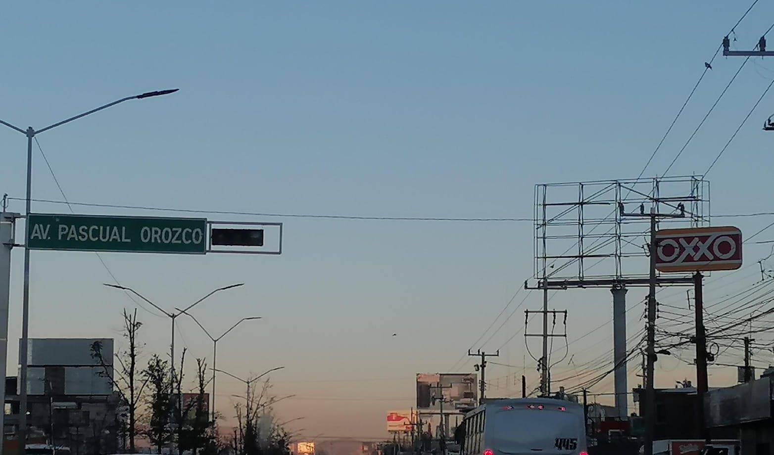 Semáforo descompuesto en Colón y Pascual Orozco pone en riesgo a automovilistas