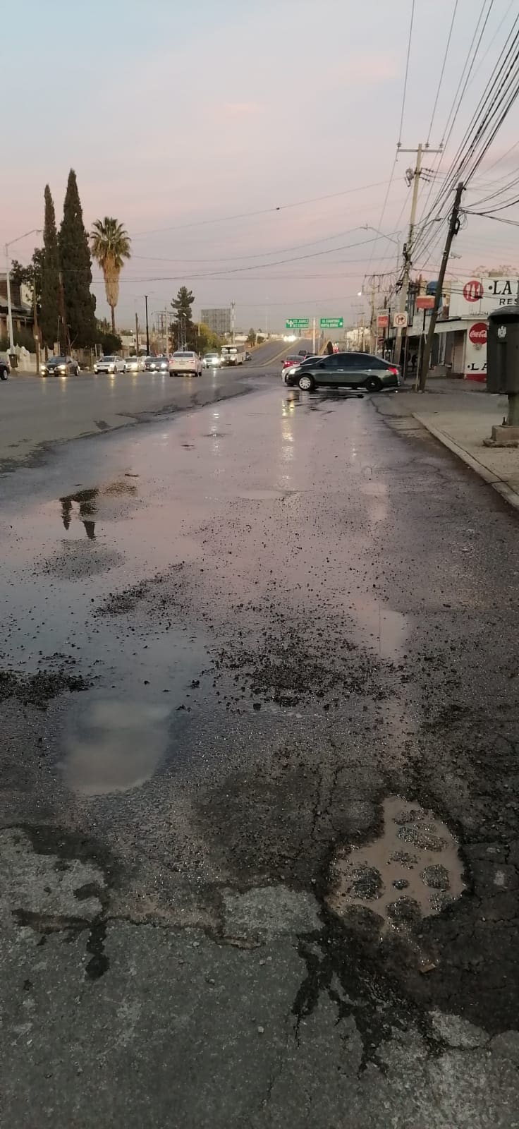Fuga de agua provoca afectaciones viales en el cruce de Niños Héroes y Colón