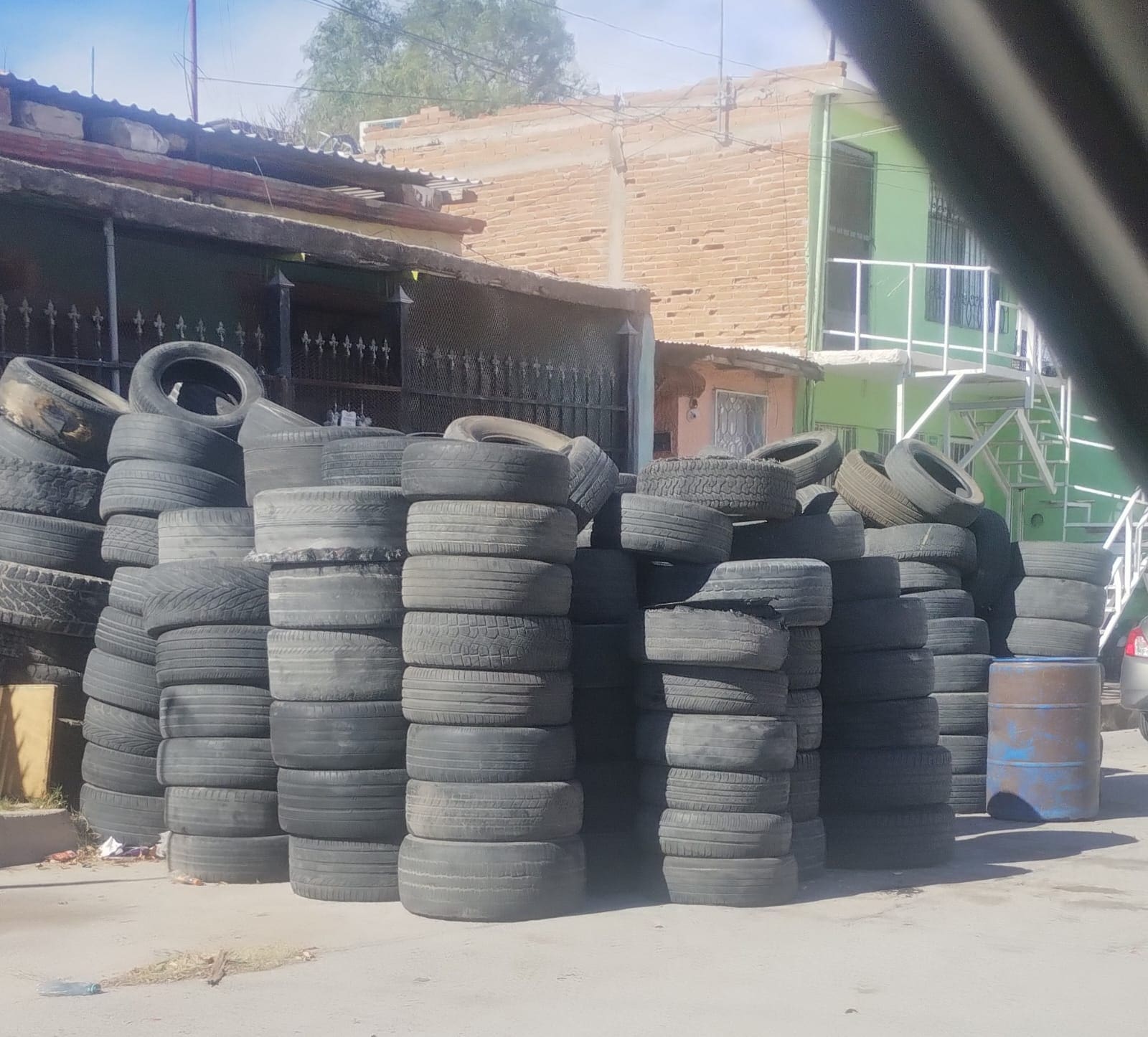 Denuncia ciudadana: acumulación de llantas obstruye y pone en riesgo la circulación en la colonia Industrial