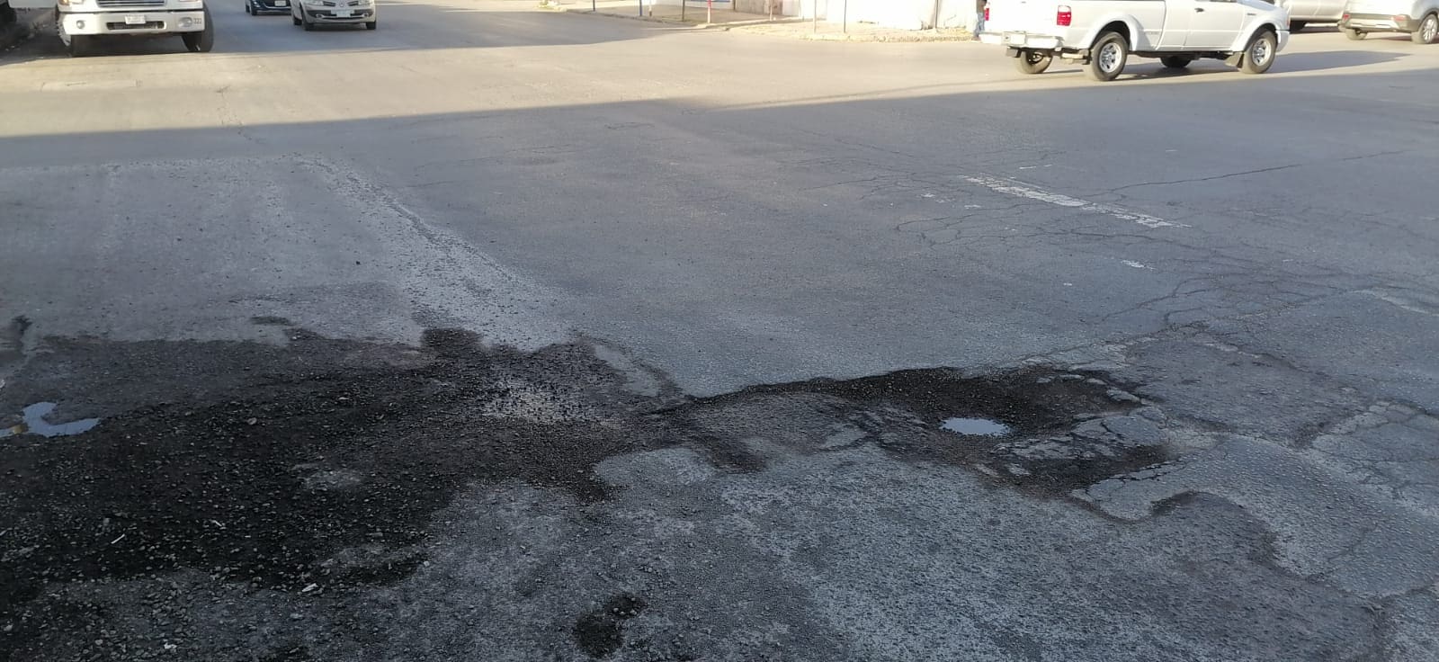 Baches y obras inconclusas deterioran vialidades clave de Chihuahua capital