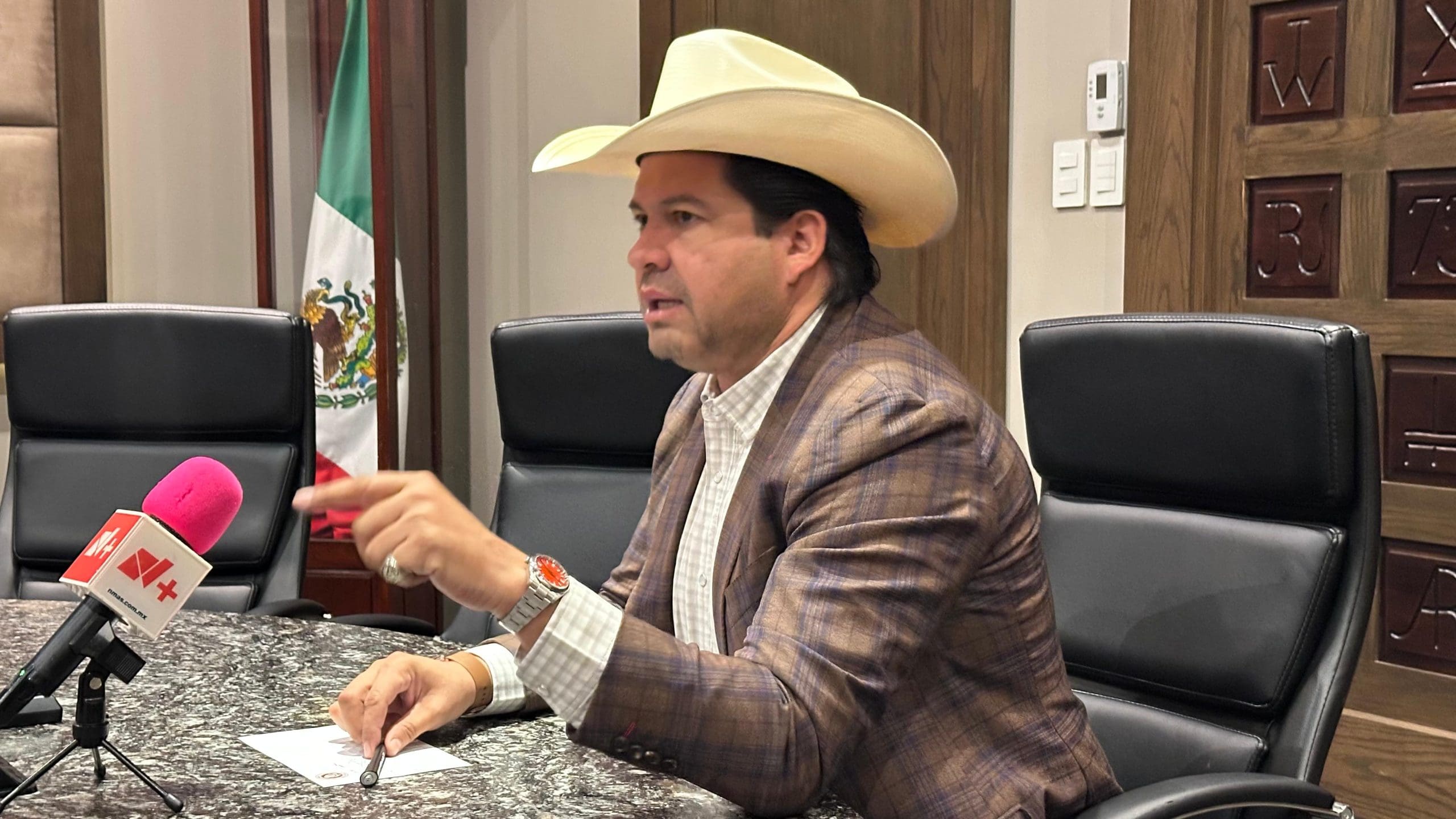 Bustillos centrado en «broncas» del sector ganadero, evita confirmar interés por gubernatura
