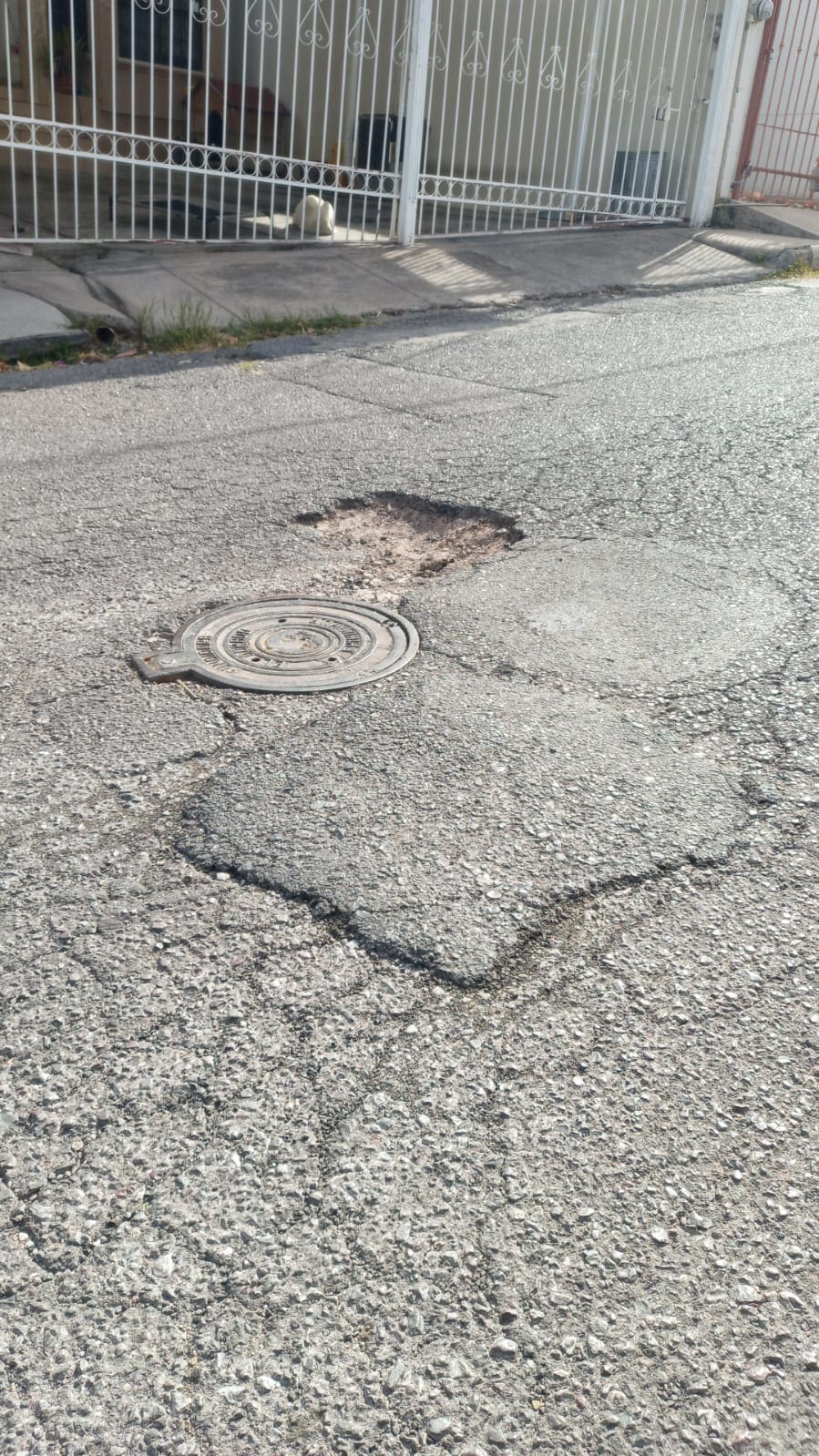Reportan bache en fraccionamiento Campestre Washington; piden atención urgente