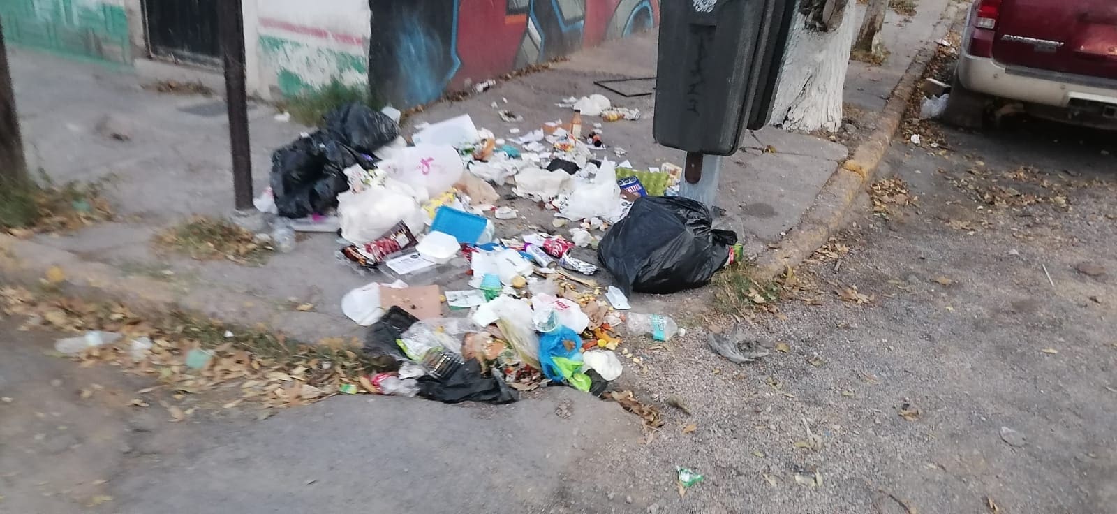 Denuncian acumulación de basura y vehículo abandonado en la zona centro de Chihuahua