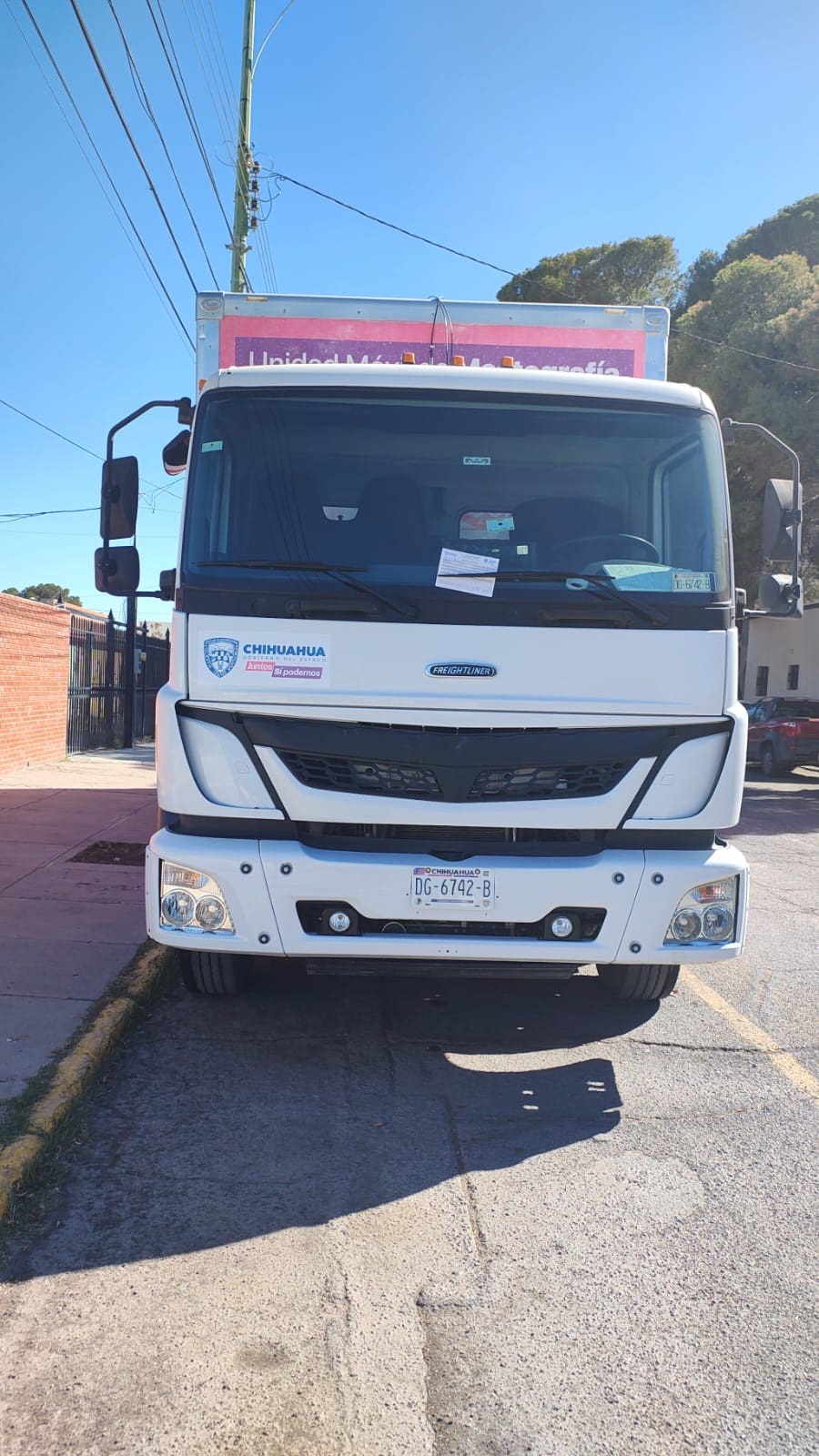 Denuncian obstrucción en área de ascenso y descenso escolar por camión del Gobierno del Estado