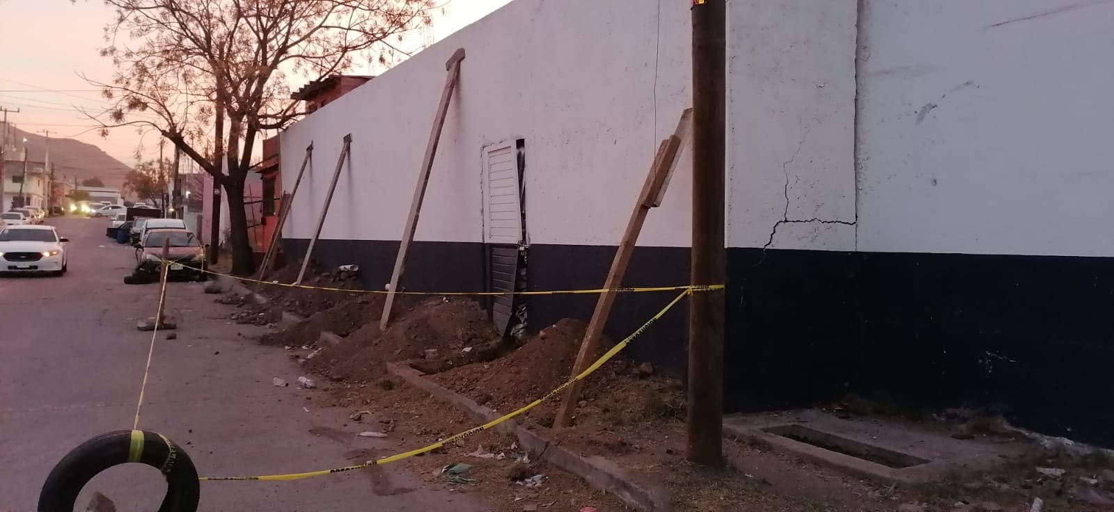 Riesgo de colapso de barda en la calle Jesús García, en Chihuahua