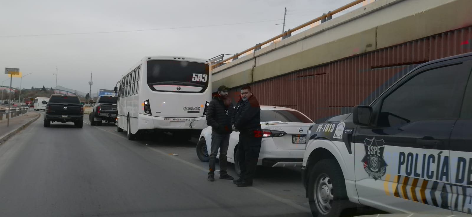Choque múltiple deja daños materiales en cruce de Teófilo Borunda y Vialidad Sacramento