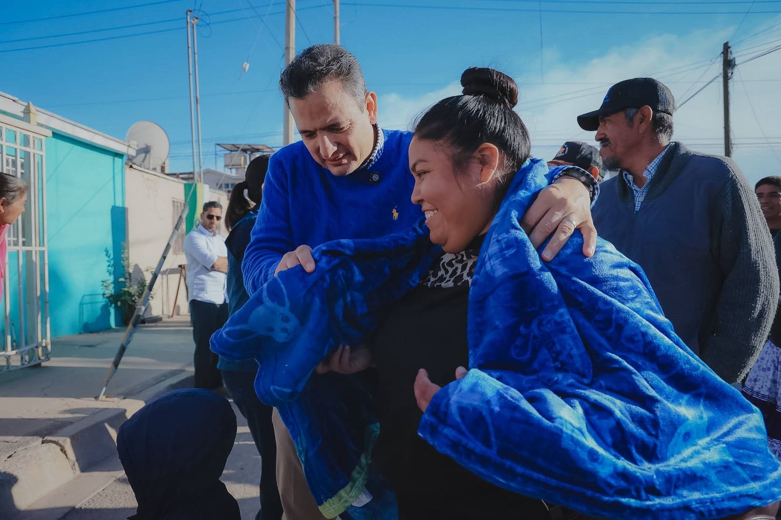 Llevan cobijas y despensas a la colonia Tarahumara