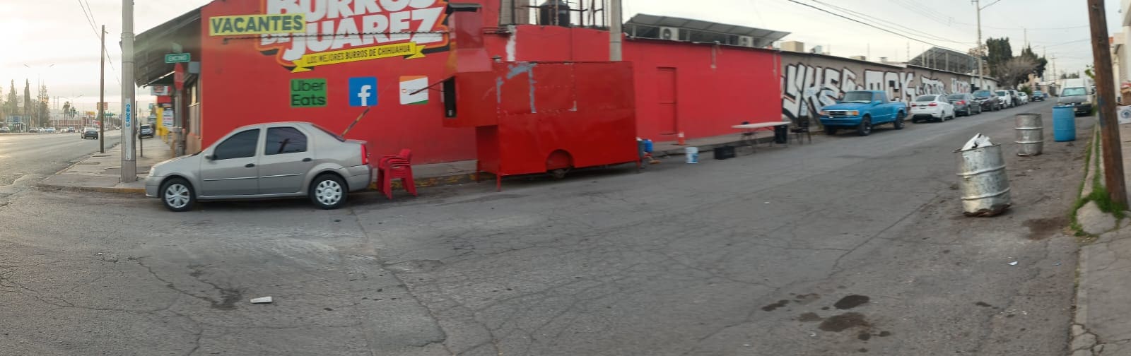 Colocan botes y obstruyen estacionamiento en inmediaciones de la Clínica 44 del IMSS