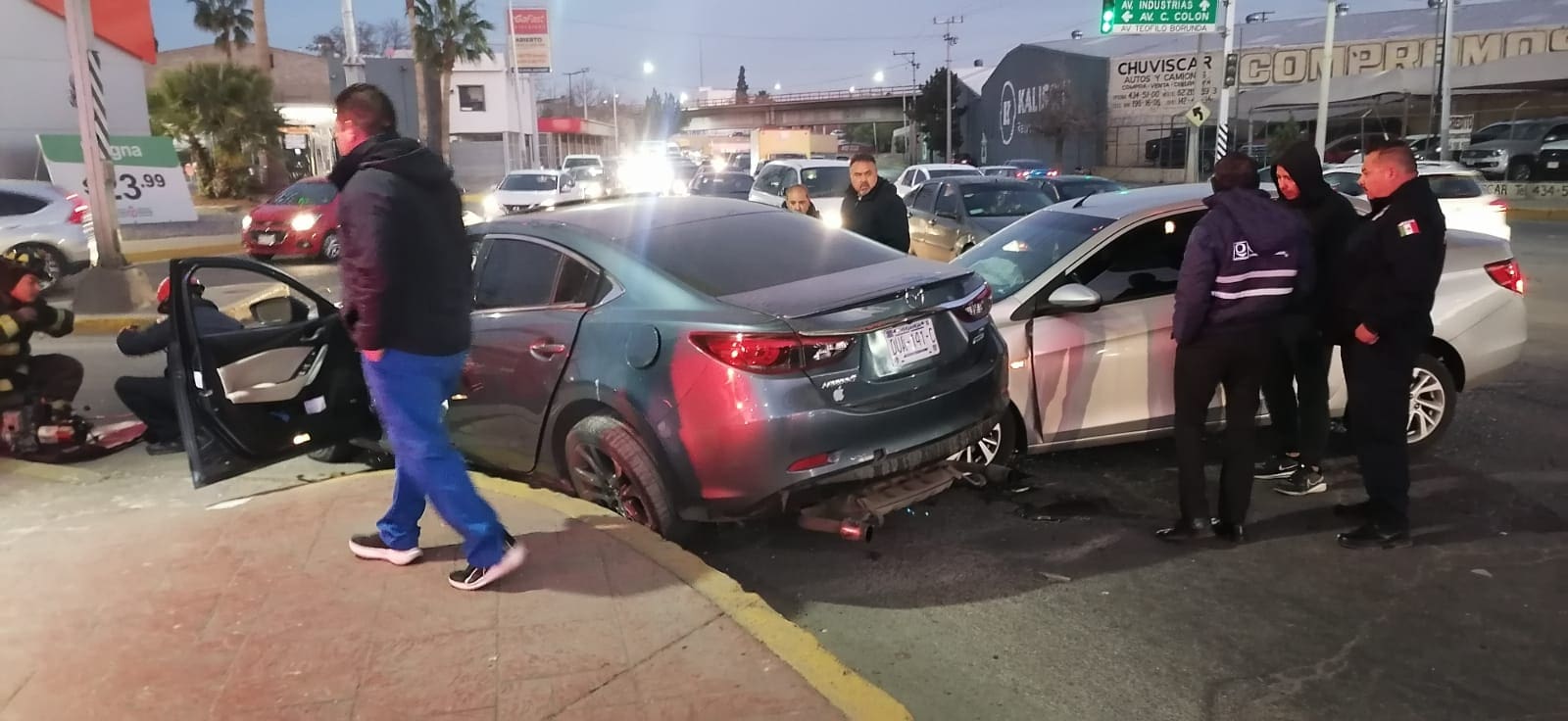 Choque en Pacheco y Teófilo Borunda deja mujer prensada y moviliza a cuerpos de emergencia