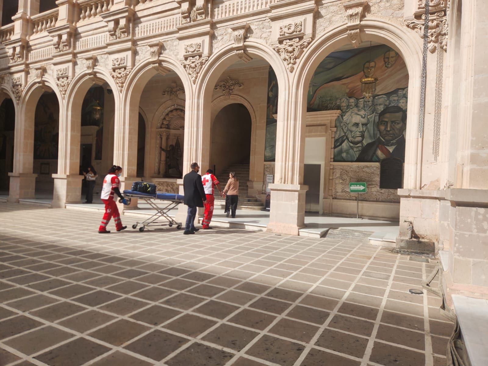 Atienden a trabajador de Palacio de Gobierno tras caer del 1er piso