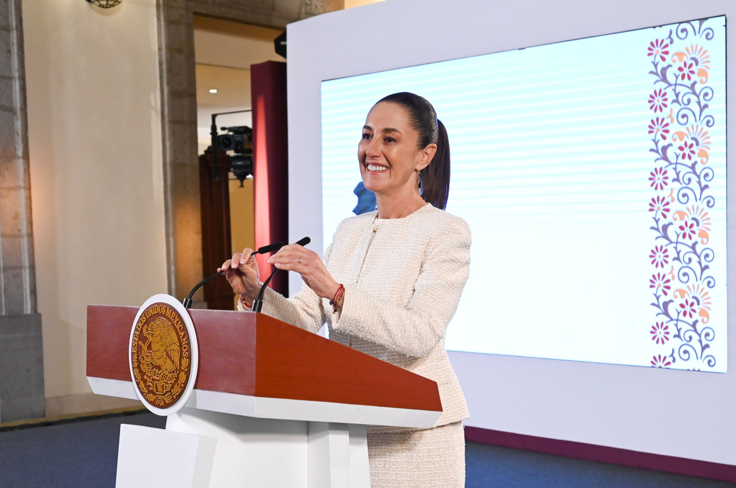 Sheinbaum defiende compra de camionetas para ministros de la SCJN