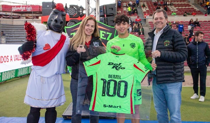 Denzell García recibe reconocimiento por sus 100 partidos con Bravos