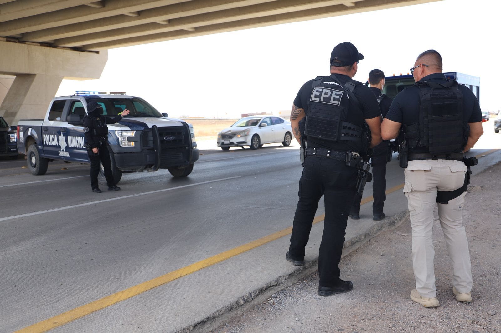La policía municipal instala filtros de revisión en la carretera a Aldama