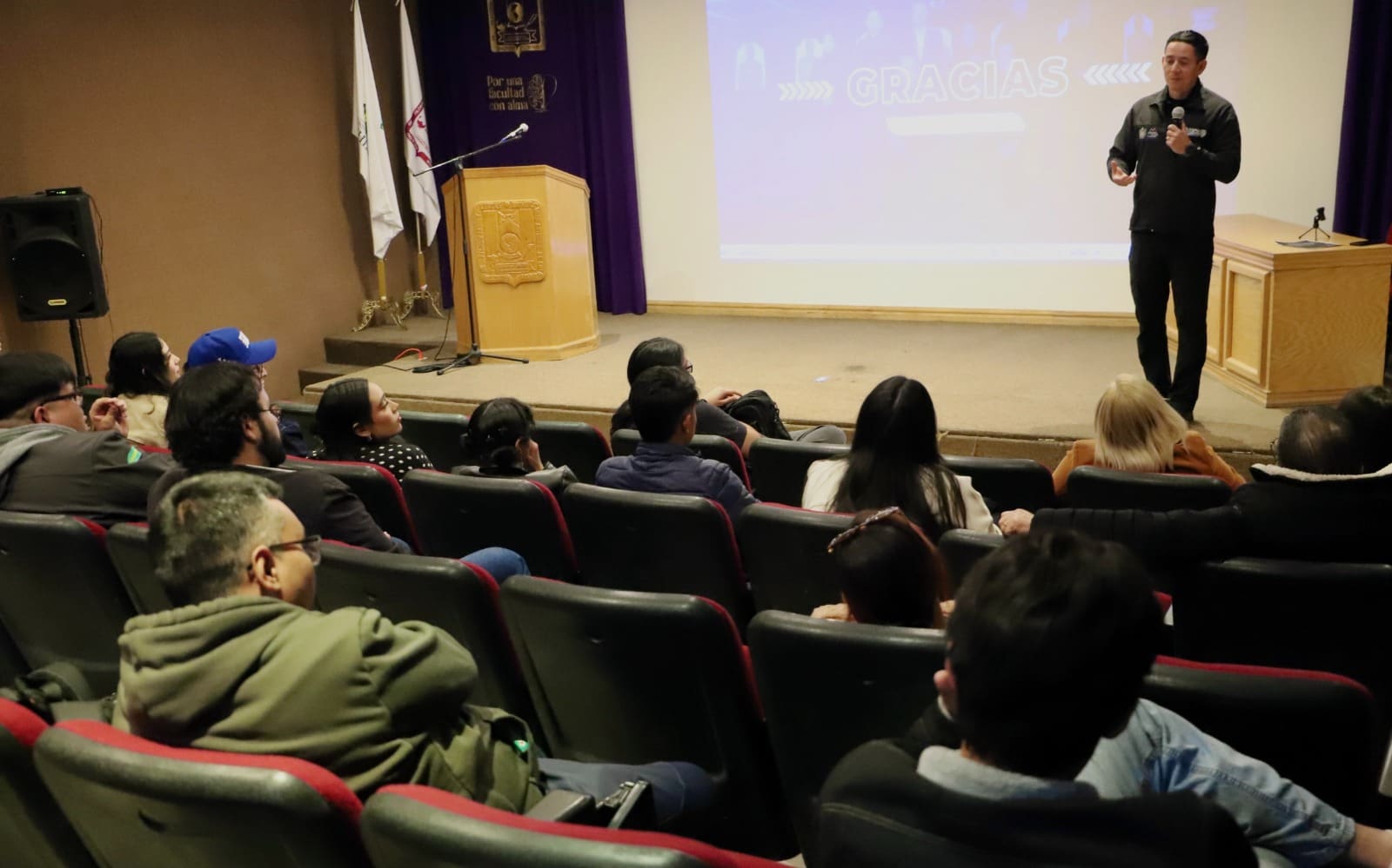 Julio Salas ofrece charla con estudiantes universitarios