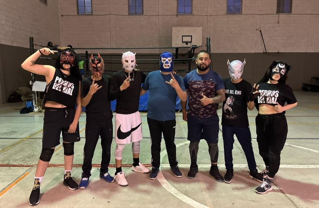 Adan Galicia se sube al cuadrilátero y entrena con luchadores