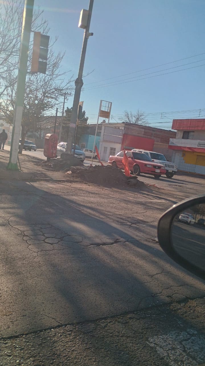 Montón de tierra tras obra de Telmex genera caos vial en Independencia y Tamborel