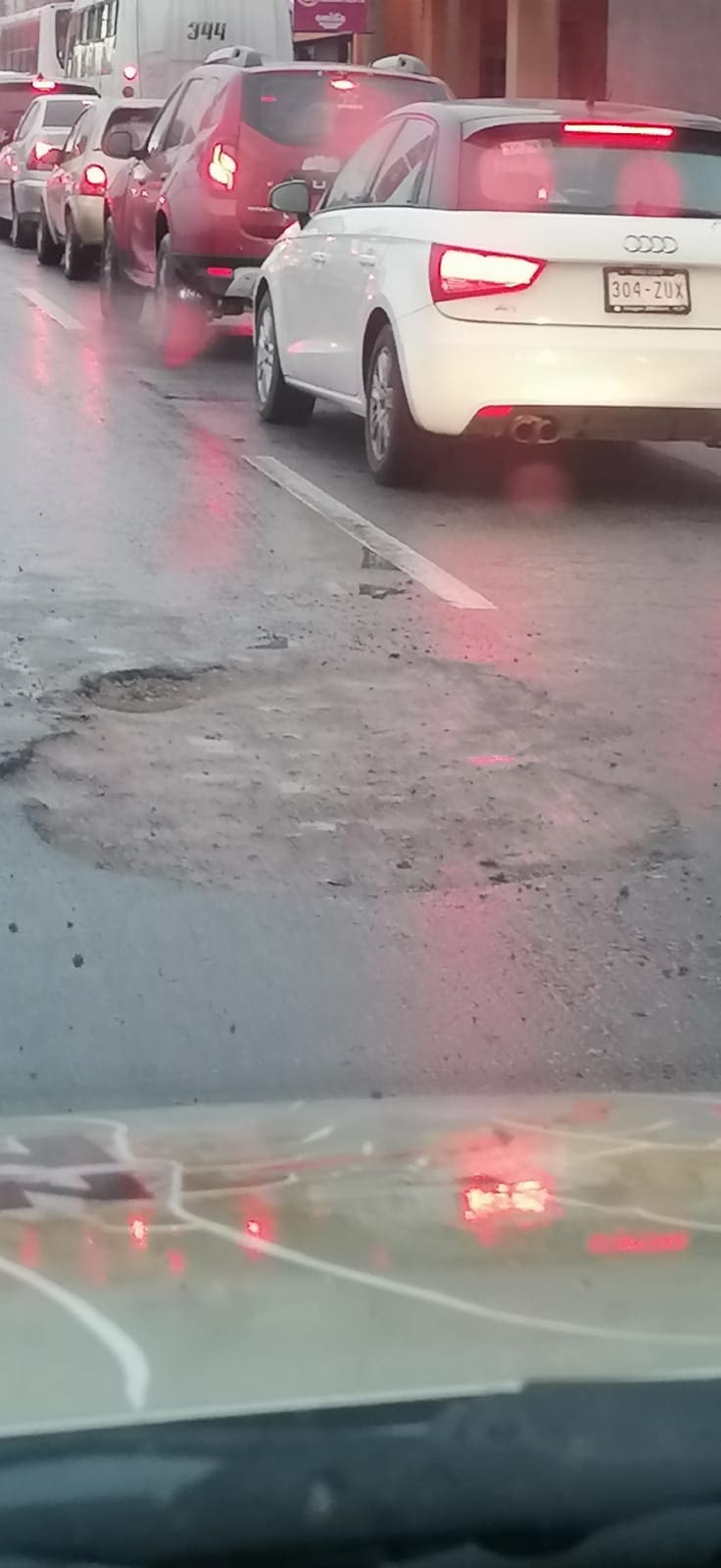 Zanja y encharcamientos generan riesgo en cruce de Colón y Bustamantes