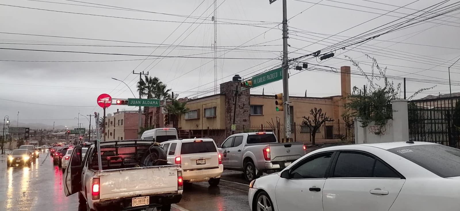 Choque leve y pavimento dañado generan afectaciones viales en Chihuahua