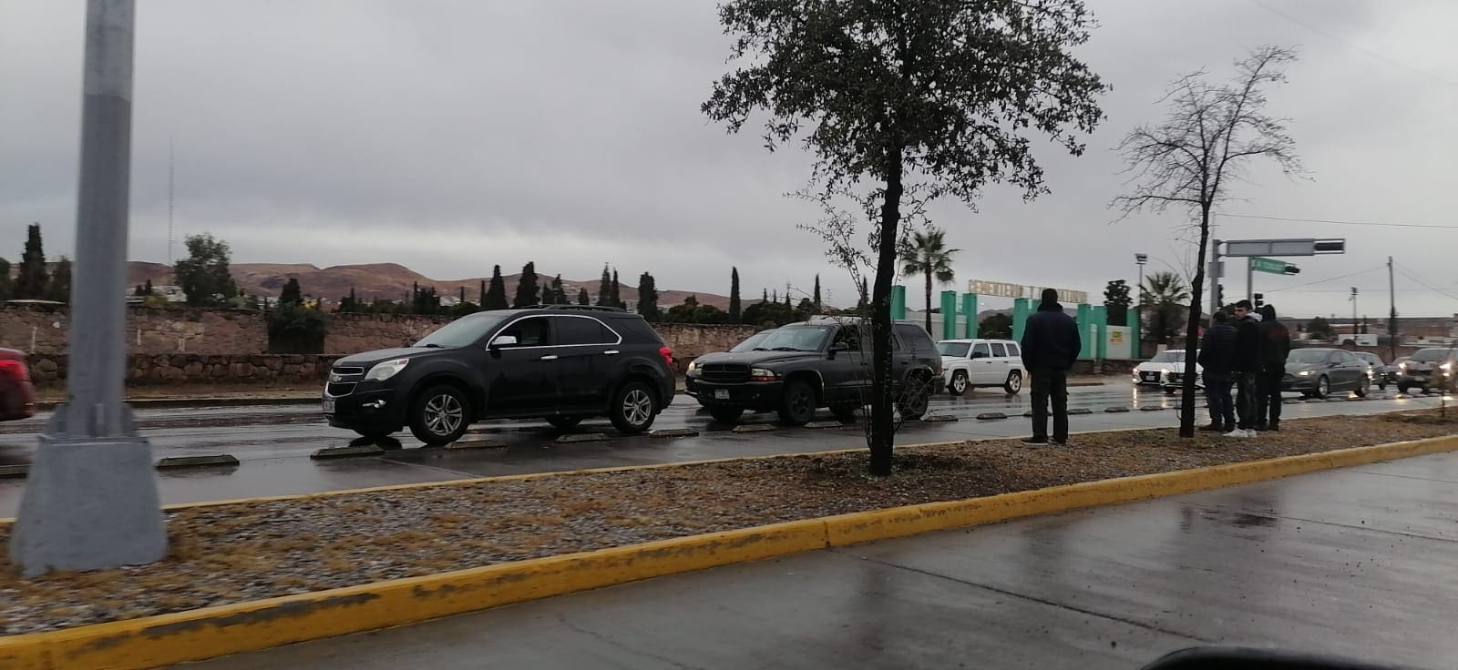 Semáforo sin funcionar y choque generan caos vial en avenida Tecnológico