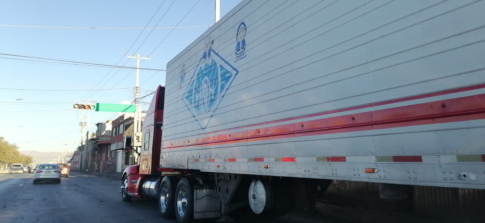Tráiler descompuesto genera caos vial en Pacheco y Urquidis
