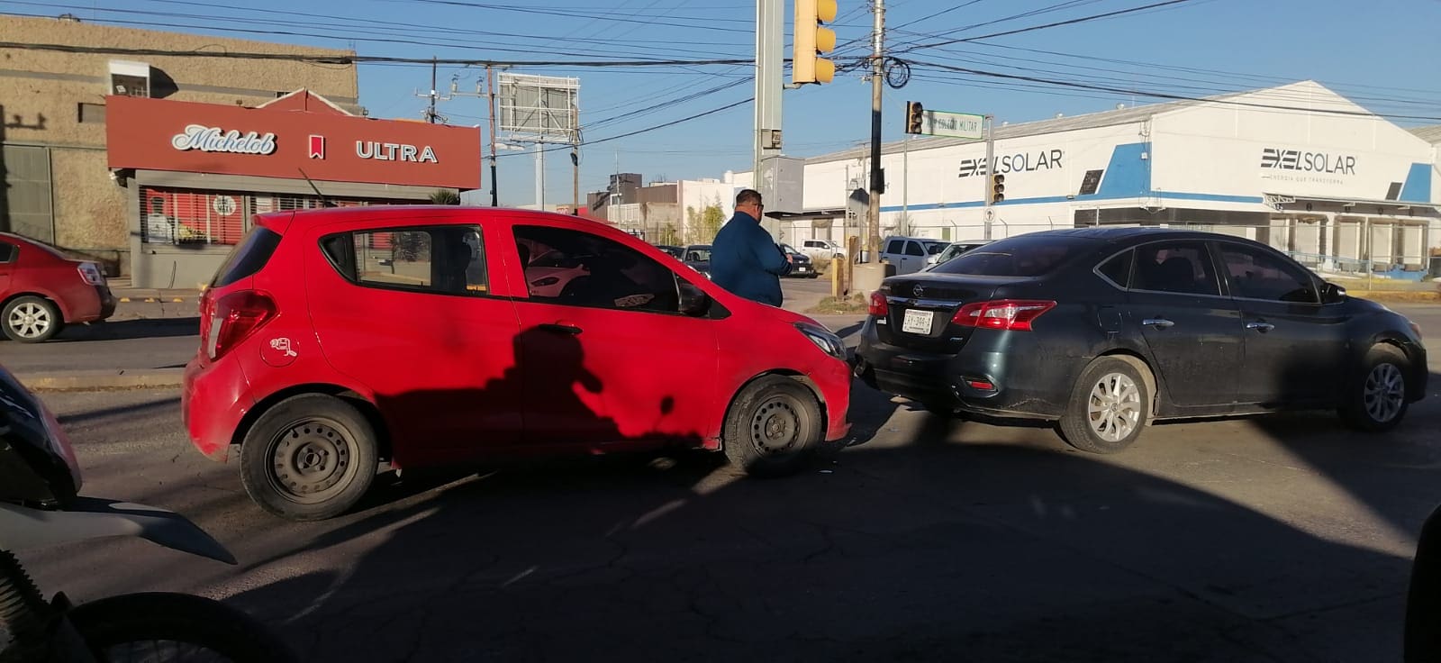Choque genera tráfico en Heroico Colegio Militar