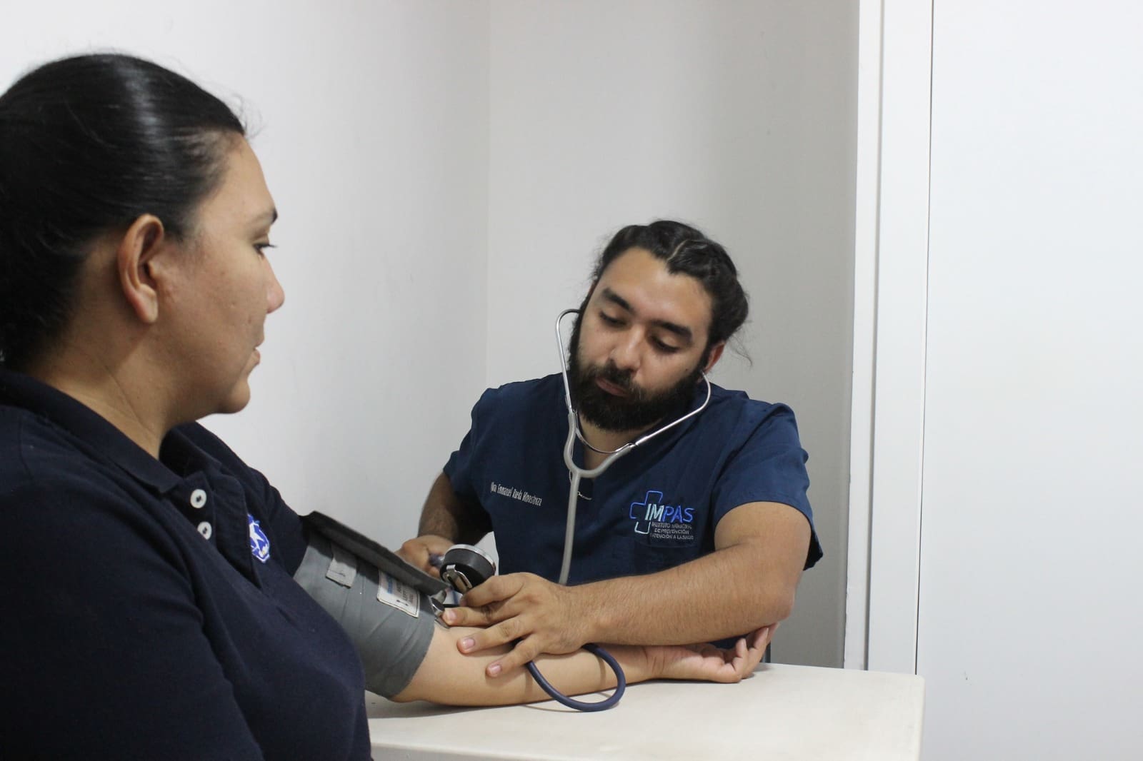 Ofrecen atención médica en Clínica de Punta Oriente