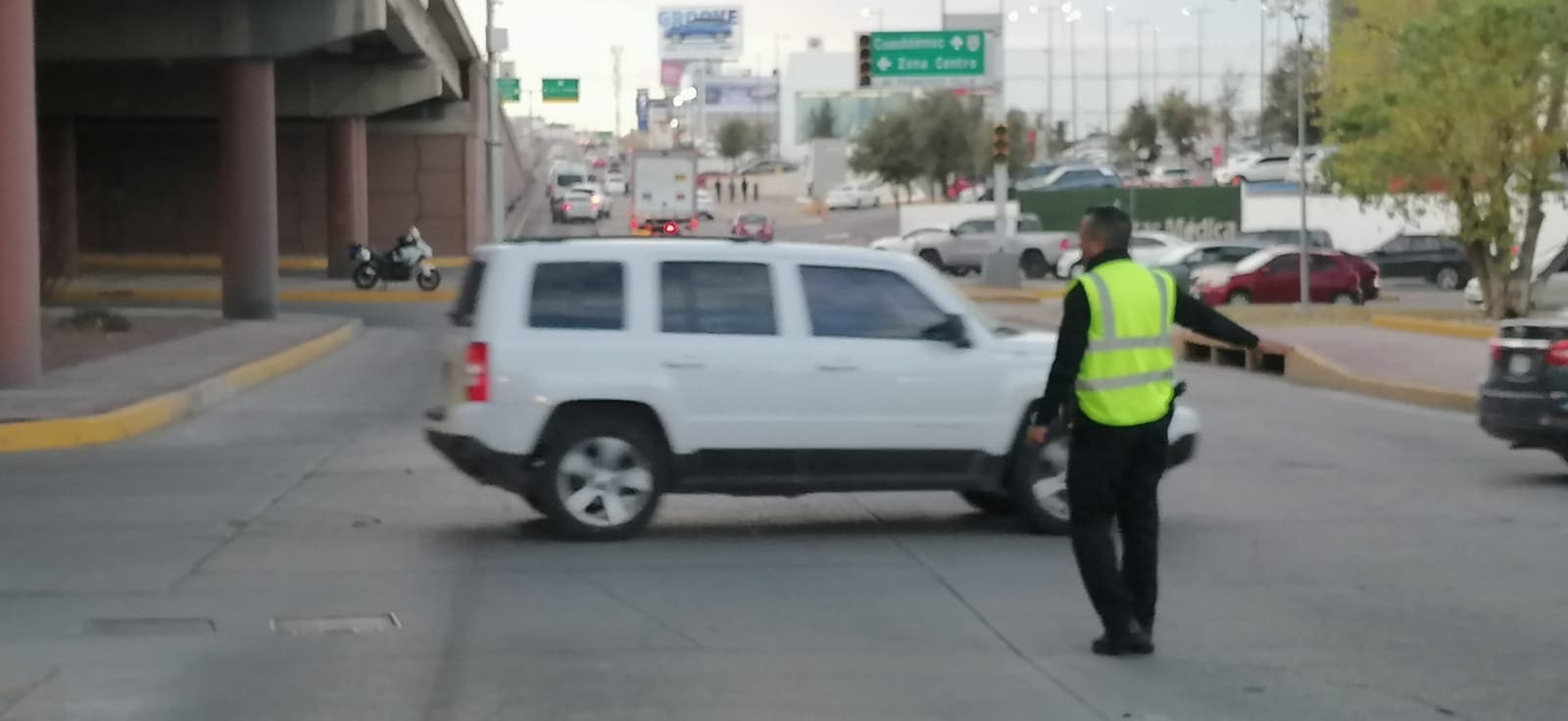 Semáforos sin funcionar en Francisco Villa y Juventud; apoyan agentes