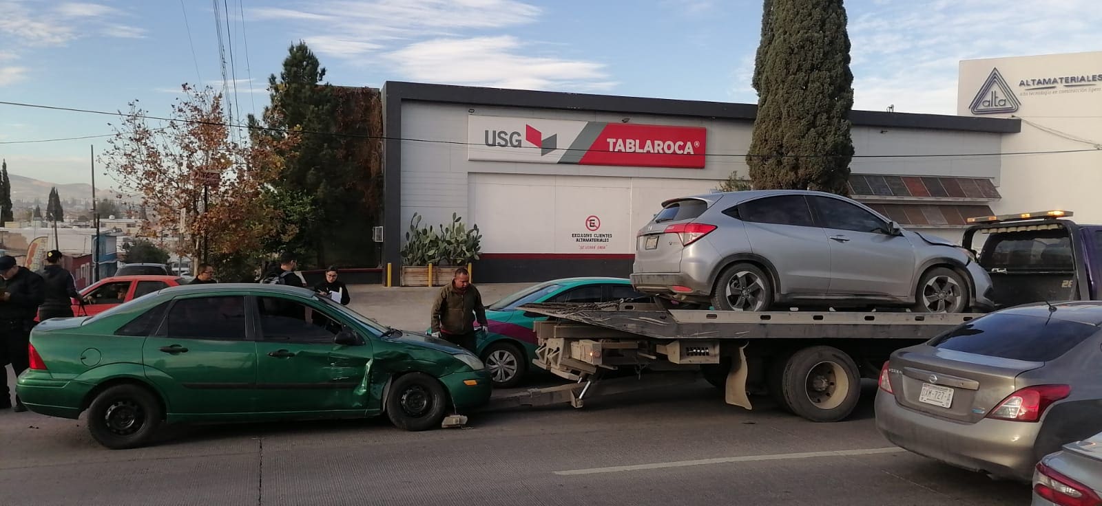 Fuerte choque en la Avenida Pacheco deja daños totales