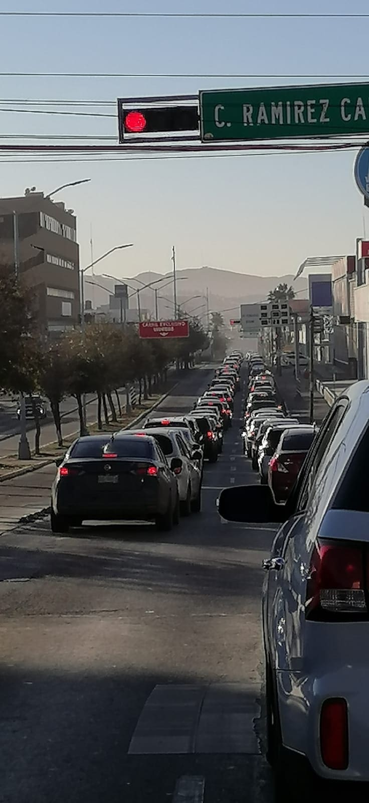 Semáforo descompuesto colapsa la Ave. Universidad