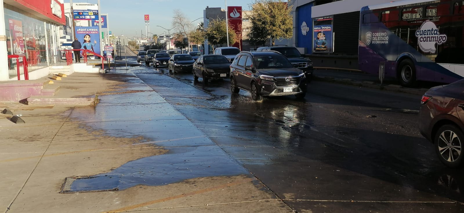 Fuga de aguas negras afecta avenida Universidad