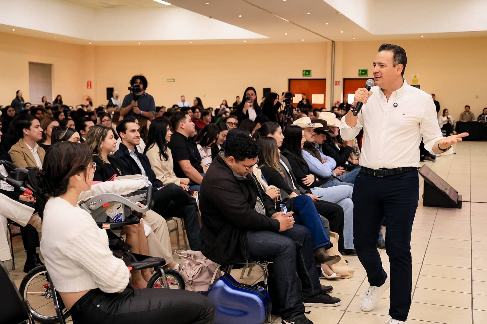 Platica Bonilla con jóvenes de la UACH