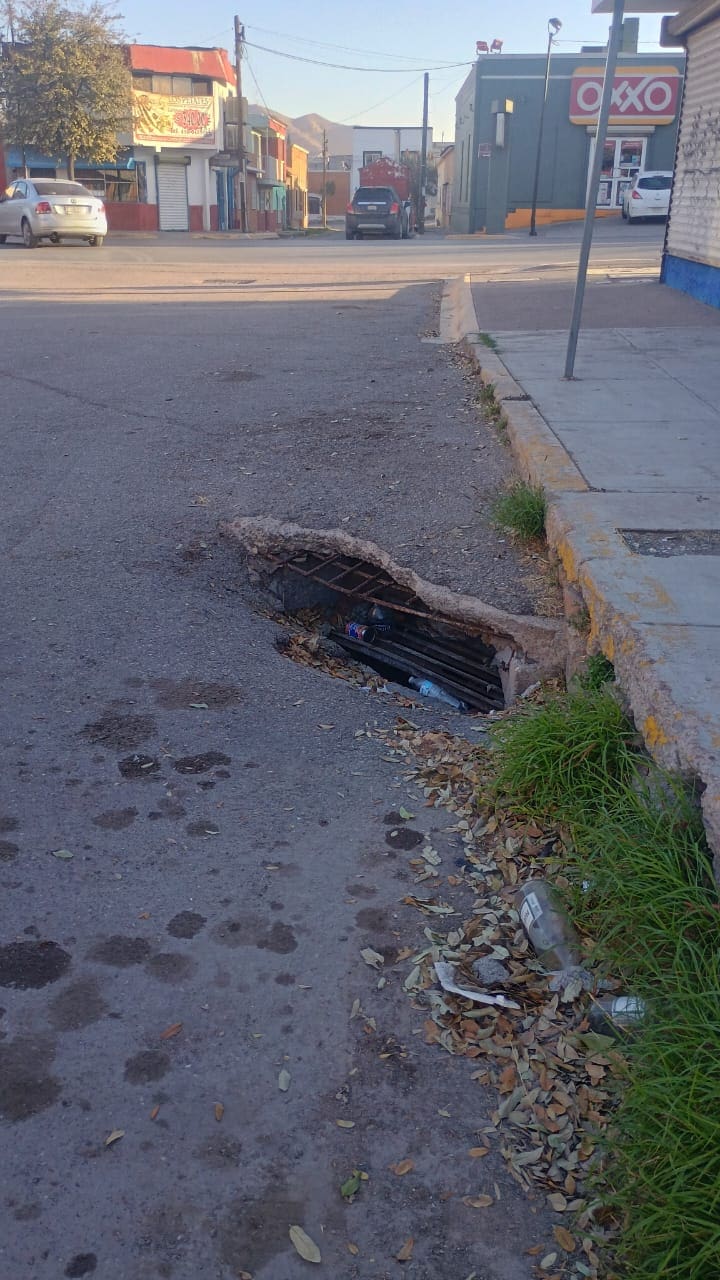 Reportan peligroso agujero en calle Mina