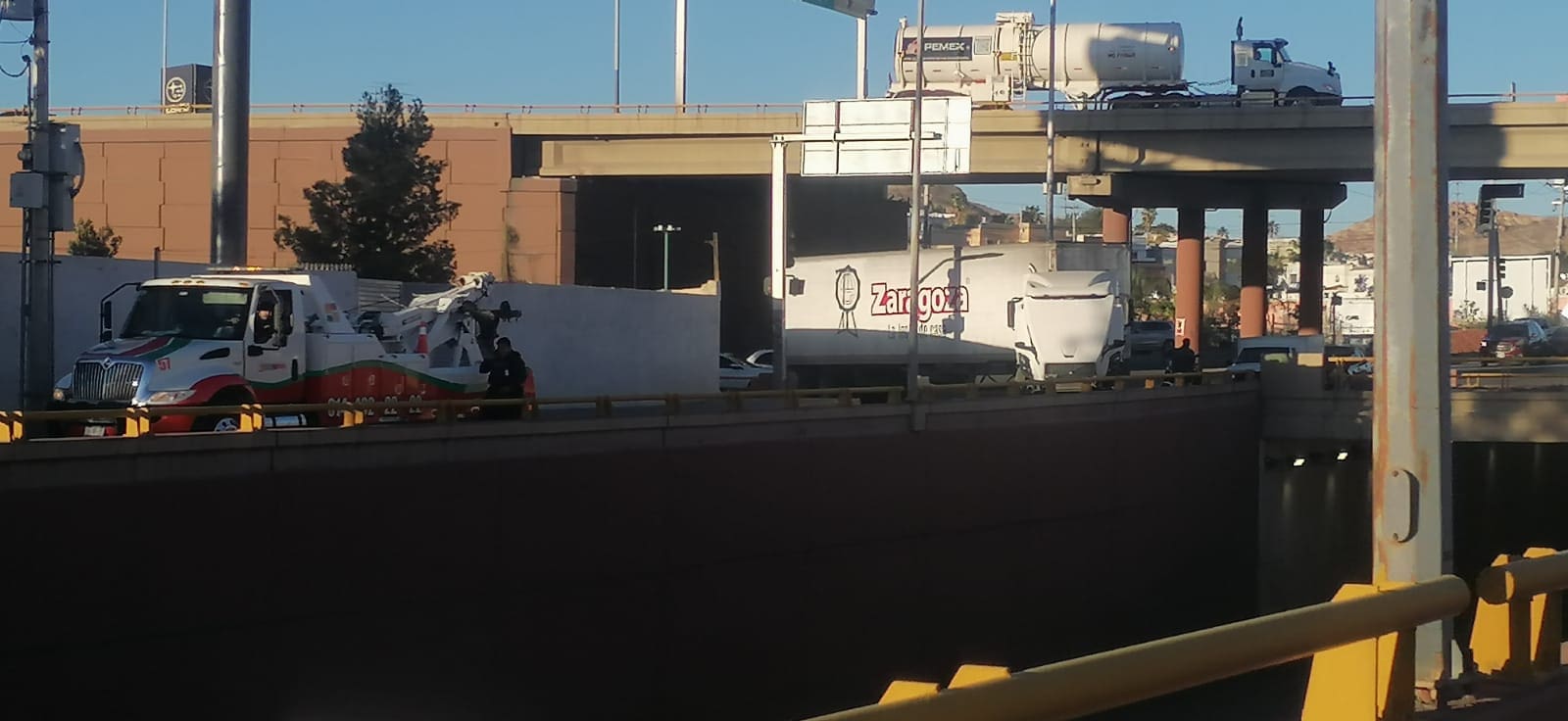 Tráiler bloquea lateral de Cantera y Periférico; piden usar rutas alternas